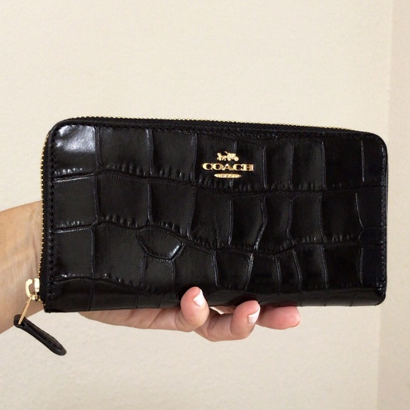 Coach Handbags - 💃COACH ACCORDION ZIP WALLET